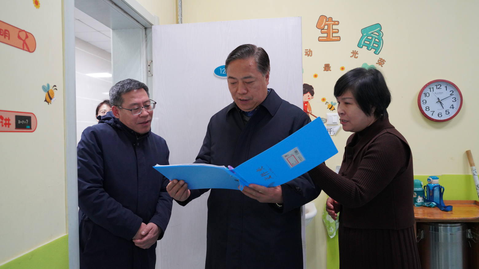 图为调研康复机构